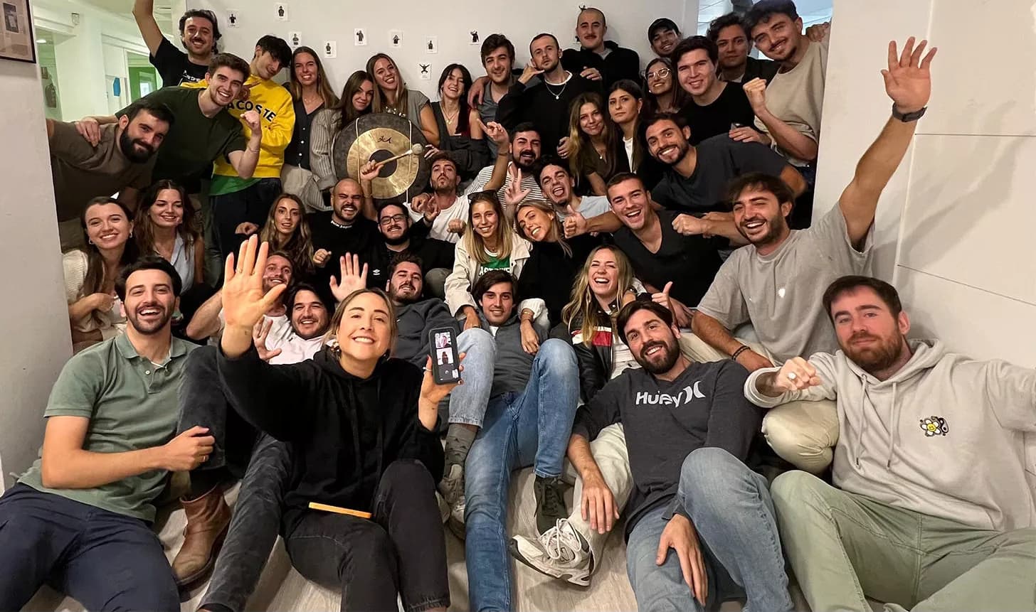 Equipo de Ucademy celebrando en oficina