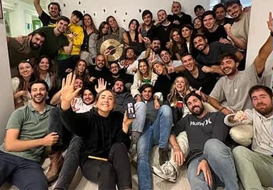 Equipo de Ucademy celebrando en oficina
